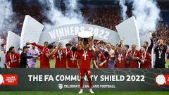 Jordan Henderson, jugador del Liverpool, levanta el trofeo de campeón de la Community Shield.