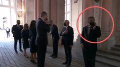 El tierra trágame del Director de la OMS al saludar al Rey Felipe VI en el funeral de estado