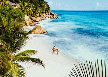 La Digue es la tercera isla más habitada del archipiélago de Seychelles y la cuarta por su superficie.​ Tiene una superficie de 10 km². Está situada al este de Praslin y al oeste de isla Felicité.