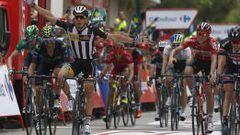 GRA254. CASTELL&Oacute;N, 31/08/2015.- El ciclista italiano Kristian Sbaragli se ha proclamado el vencedor de la decima etapa de la Vuelta Ciclista a Espa&ntilde;a,con salida en Valencia y llegada a la Castell&oacute;n con una distancia de 146,6 kil&oacute;metros.Efe/Javier Liz&oacute;n