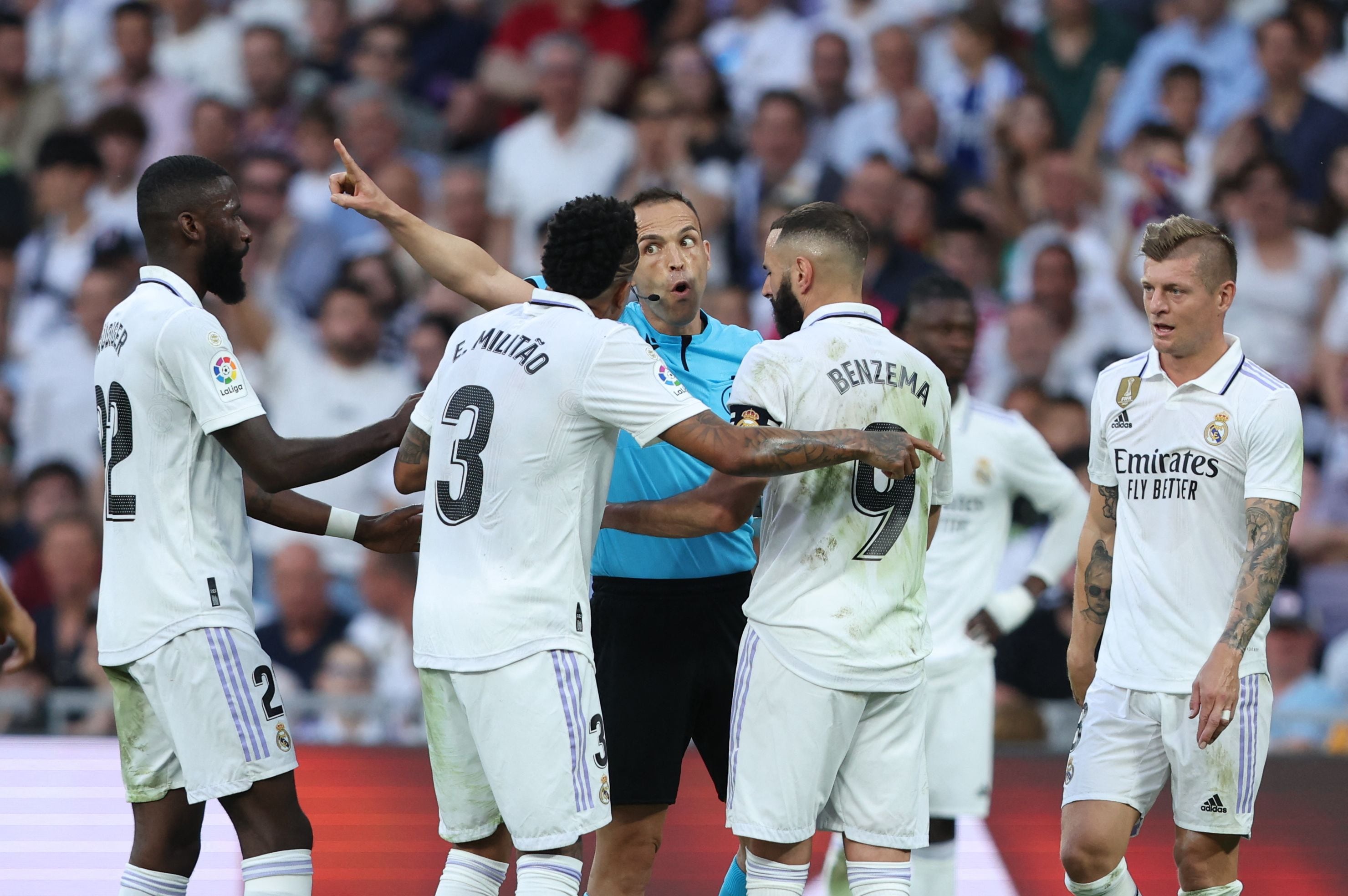 (From L) Real Madrid's German defender Antonio Rudiger, Real Madrid's Brazilian defender Eder Militao, Real Madrid's French forward Karim Benzema and Real Madrid's German midfielder Toni Kroos talk with Spanish referee Guillermo Cuadra Fernandez during the Spanish league football match between Real Madrid CF and UD Almeria at the Santiago Bernabeu stadium in Madrid on April 29, 2023. (Photo by Thomas COEX / AFP)