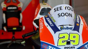 &quot;Te veremos pronto&quot;, reza el mensaje que Ducati ha dejado en la moto de Iannone.