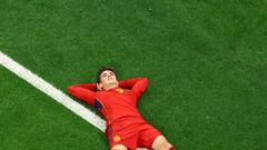 El joven centrocampista de la selección española, Gavi, se lamenta sobre el terreno de juego tras una ocasión fallada.