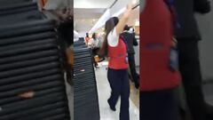 Vídeo: Mujer agredió a personal de Emirates Airline en el AICM