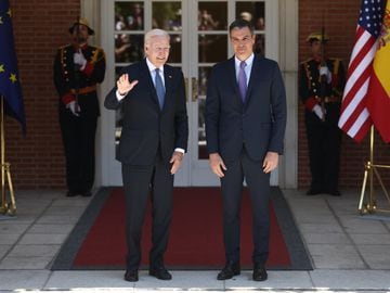El presidente de los Estados Unidos, Joe Biden (i) y el presidente del Gobierno, Pedro Sánchez (d), posan a su llegada a una reunión en el Palacio de La Moncloa.