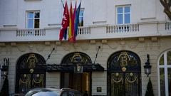 Vista exterior del hotel de lujo Ritz, gestionado por por la cadena Mandarin Oriental Hotel Group, a 26 de junio de 2022, en Madrid, (España). Este es uno de los hoteles que alojarán a los asistentes a la cumbre de La Organización del Tratado del Atlántico Norte (OTAN) 2022 que se celebra el 29 y 30 de junio en Madrid. OTAN es la alianza militar intergubernamental que se rige por el Tratado del Atlántico Norte firmado en 1949 y a la que España se anexionó hace 40 años. Los hosteleros de Madrid estiman en medio millón de euros el impacto de la esta cumbre en la comunidad madrileña. Desde la Asociación Empresarial Hotelera de Madrid (AEHM) han destacado que "estos acontecimientos tienen una gran repercusión para la proyección de la ciudad". "No obstante, esta gran resonancia conlleva a que muchos turistas no visiten Madrid por miedo a no encontrar plazas hoteleras".
26 JUNIO 2022;MADRID;TURISMO;HOTEL DE LUJO;ENTRADA
Jesús Hellín   / Europa Press
26/06/2022