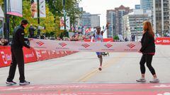 Kenya's Kelvin Kiptum arrives at the finish line line to win the 2023 Bank of America Chicago Marathon in Chicago, Illinois, in a world record time of two hours and 35 seconds on October 8, 2023. (Photo by KAMIL KRZACZYNSKI / AFP)
