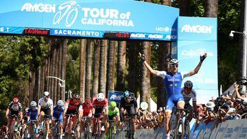 Marcel Kittel celebra su victoria al sprint en Sacramento en la primera etapa del Tour de California por delante de Peter Sagan y Elia Viviani.