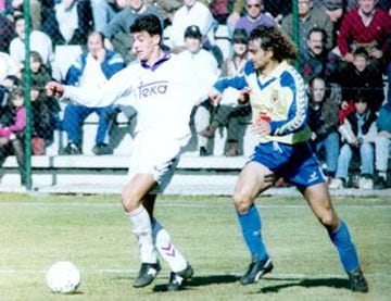 Empezó su carrera deportiva en el Castilla en 1992. Estuvo jugando durante tres años en el filial madridista (con 2 partidos con el primer equipo), y en 1995 fue traspasado con opción de recompra al Real Zaragoza.