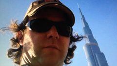 El paracaidista Alberto Winckelmann con gafas de sol y gorra con el Burj Khalifa de fondo. 