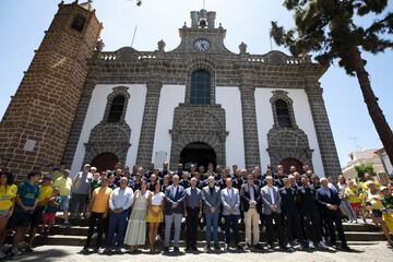 La expedición de Las Palmas frente a la Basílica de la Virgen del Pino, en Teror (Gran Canaria).