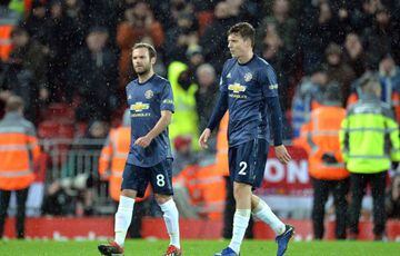 PPP150. Liverpool (United Kingdom), 16/12/2018.- Manchester United's Juan Mata (L) and Victor Lindelof (R) react after the English Premier League soccer match between Liverpool FC and Manchester United FC at Anfield in Liverpool, Britain, 16 December 2018