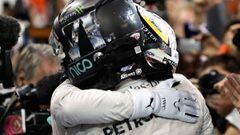 Rosberg y Hamilton se abrazan tras la carrera del GP de Abu Dhabi 2016.