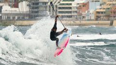 Atleta de SUP (Paddle Surf) realizando una maniobra en una ola. 