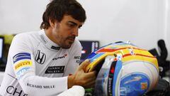 Fernando Alonso en el box de McLaren en Sepang.