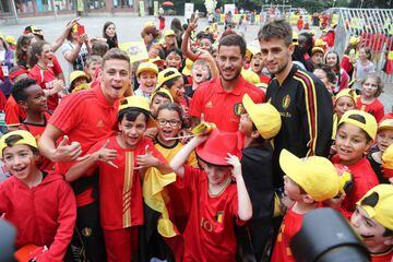 Thorgan Hazard, Eden Hazard and Adnan Januzaj meet school kids.