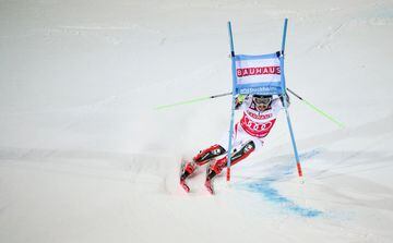 Marcel Hirscher, esquiador austríaco, parece directo a llevarse la puerta por montera, aunque parecía que la había esquivado con los esquís. 