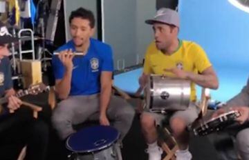 Marquinhos y Alves pusieron la percusión en la interpretación del tema.