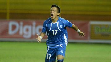 El Salvadore&ntilde;o Juan Barahona celebra un gol con su selecci&oacute;n.