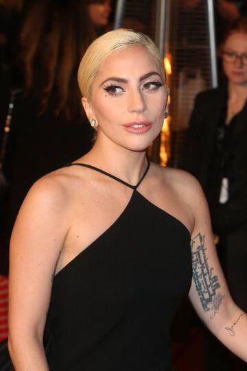 Lady Gaga tampoco se quiso perder los premios de la moda británicos por excelencia. 