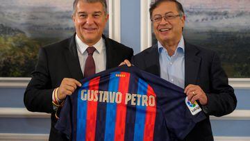 Handoy pictur released by the Colombian presidency press office showing Colombia's President Gustavo Petro (R) with Barcelona FC President Joan Laporta (L) during a visit at Nari�o presidential palace in Bogot� on November 16, 2022. (Photo by Handout / Colombian Presidency / AFP) / RESTRICTED TO EDITORIAL USE - MANDATORY CREDIT 'AFP PHOTO / COLOMBIA'S PRESIDENCY PRESS OFFICE' - NO MARKETING - NO ADVERTISING CAMPAIGNS - DISTRIBUTED AS A SERVICE TO CLIENTS
