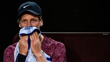 El tenista italiano Jannik Sinner se lamenta durante su partido ante Rafa Nadal en el Masters 1.000 de Roma 2021.