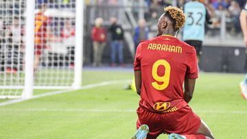 Tammy Abraham, jugador de la AS Roma, se lamenta por una ocasi&oacute;n fallada.