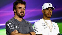 Fernando Alonso y Lewis Hamilton posan durante la rueda de prensa previa al Gran Premio de Australia.