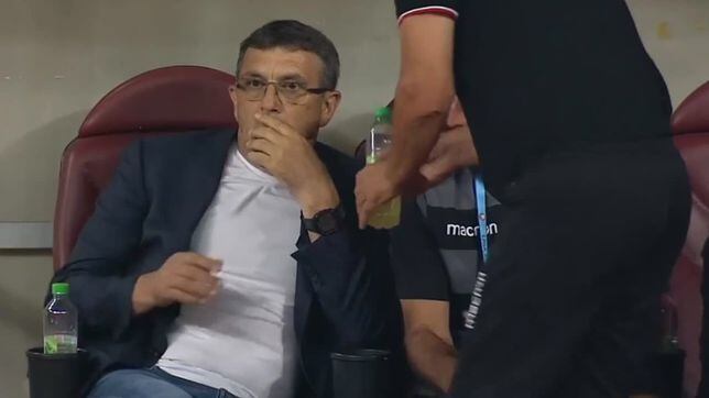 Tremendo: el entrenador del Dinamo de Bucarest sufre un infarto en pleno partido