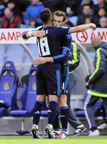 Gareth Bale congratulated by Lucas Vázquez.