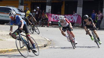 AME1581. BUCARAMANGA (COLOMBIA), 04/02/2023.- Un grupo de ciclistas participa hoy, en el Nacional de Ciclismo en Ruta Sub23, en Bucaramanga (Colombia). Castillo se coronó este sábado campeón en el Nacional de Ciclismo en Ruta Sub23 de 165,9 kilómetros disputada en Bucaramanga. EFE/ Luis Eduardo Noriega A.
