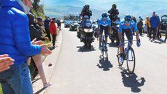 Richard Carapaz y Mikel Landa ruedan en la subida al Alto del Acebo durante la Vuelta a Asturias.