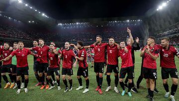 La selección de fútbol de Albania celebra la victoria ante Polonia.