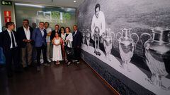 La familia, las autoridades de Cantabria y los representantes del Real Madrid y el Racing en el homenaje a Paco Gento.