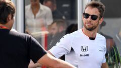 Jenson Button saluda a un periodista en el paddock del circuito de Suzuka en el Gran Premio de Jap&oacute;n de 2016. El brit&aacute;nico volver&aacute; a conducir un McLaren en el GP de M&oacute;naco por la ausencia de Fernando Alonso.