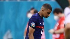 Soccer Football - Euro 2020 - Round of 16 - France v Switzerland - National Arena Bucharest, Bucharest, Romania - June 29, 2021   France&#039;s Kylian Mbappe looks dejected as he leaves the pitch after having his penalty saved in the shoot-out Pool via RE