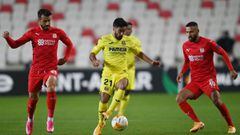Villareal&#039;s Jaume Costa (C) fights for the ball with Sivasspor&#039;s Caner Osmanpasa (L) and Yasin Ozekin (R) during the UEFA Europa League group I football match between Turkey&#039;s Sivasspor and Spain&#039;s Villareal at the 4 Eylul stadium in S