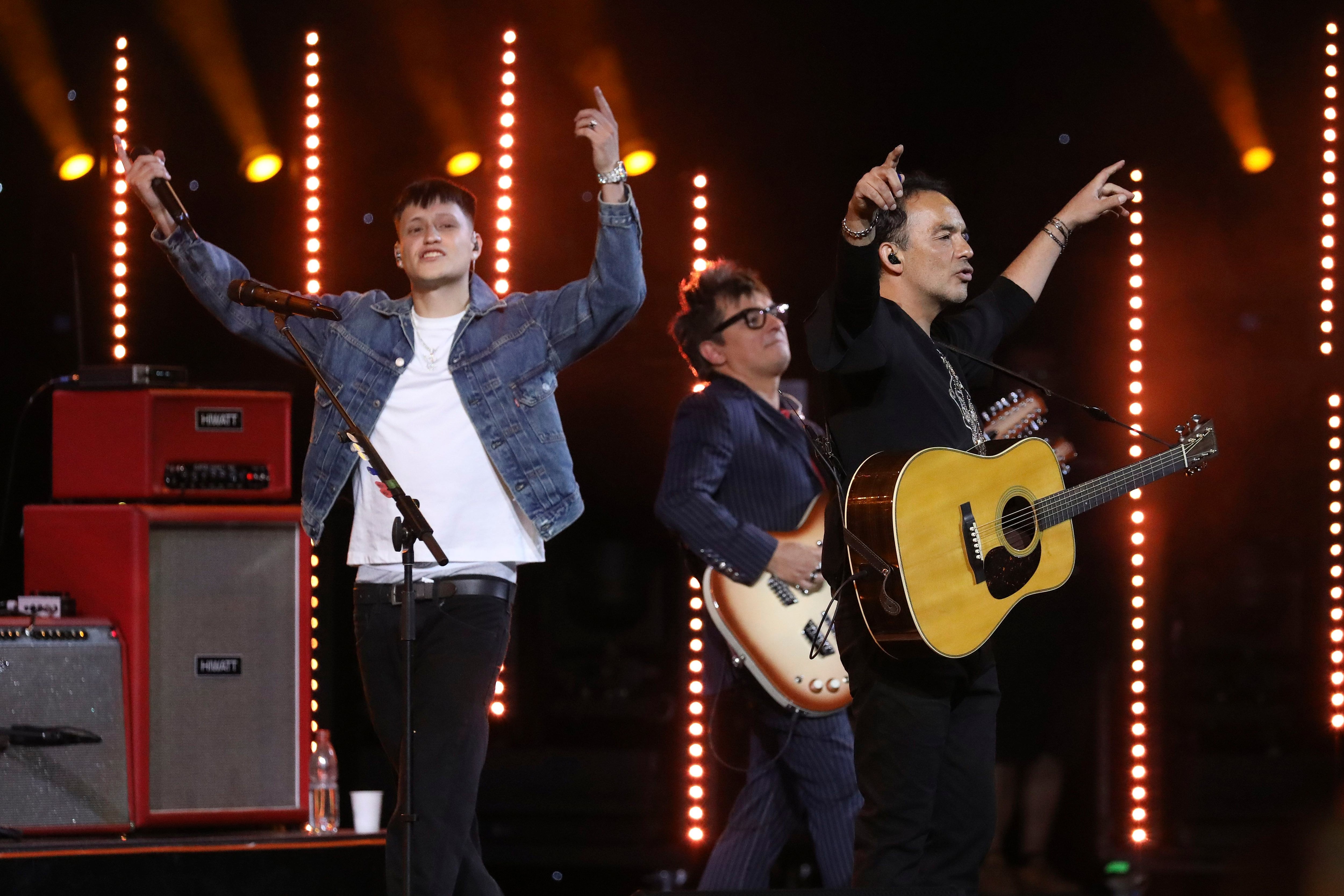 ¡Se acabó el misterio!: Kidd Voodoo se subió al escenario de Viña del Mar para cantar uno de los clásicos de Los Bunkers