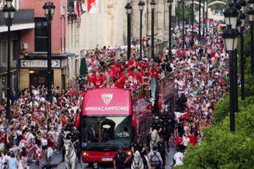 Best images of Sevilla's Europa League victory parade