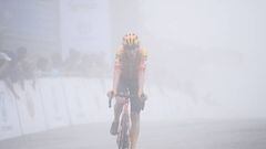 El ciclista noruego Torstein Træen, del Uno-X Pro Cycling Team, llega a la meta de Genting Highlands en la tercera etapa del Tour de Langkawi.