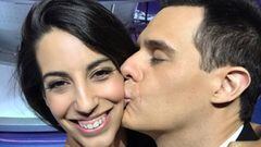 El presentador Christian G&aacute;lvez dando un beso a su mujer, la exgimnasta Almudena Cid 
