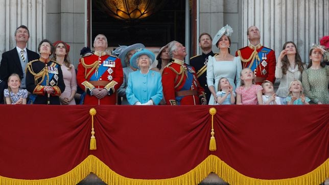 What is Queen Elizabeth II’s line of succession and who is the heir to the throne of England?