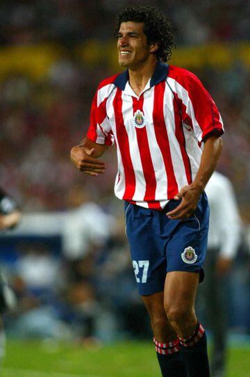 Canterano de las Chivas, donde jugó de 2002 a 2008 antes de emigrar al PSV de los Países Bajos. En Europa también jugó para el Stuttgart de Alemania y en 2013 regresó a la Liga MX para jugar con el América, máximo rival del Rebaño. También pasó por Cruz Azul y Lobos BUAP.