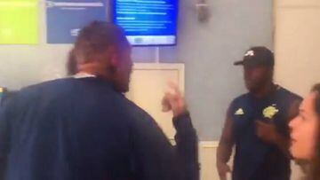 Paolo Guerrero discute con un aficionado en el aeropuerto.