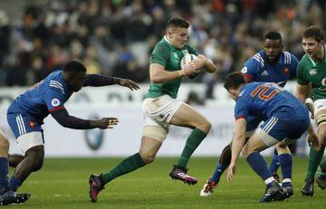 Saint-denis (France), 03/02/2018.- Ireland's Jacob Stockdale (C) in action during the Six Nations Round 1 rugby match between France and Ireland at the Stade de France in Saint-Denis, outside Paris, France, 03 February 2018.