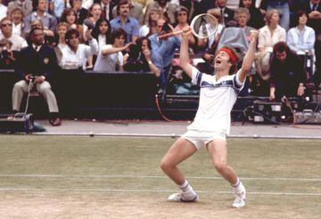 John McEnroe celebra el Wimbledon de 1981 tras vencer en la final de Wimbledon a su rival el sueco Bjorn Borg. Dicho partido es considerado como uno de los mejores duelos de la historia del tenis. El encuentro acabó 6-4, 6-7, 6-7 y 4-6 a favor del tenista británico. En los tres años siguientes conseguiría revalidar el título dos veces.