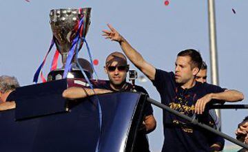 Mascherano and Jordi Alba guard the trophy that confirms Barça as league champions for the sixth time in eight years.