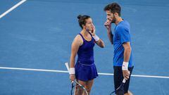 PER. Perth (Australia), 01/01/2017.- Lara Arruabarrena and Feliciano Lopez of Spain during the mixed doubles match between Australia and Spain in session 2 of the Hopman Cup at the Arena in Perth, Australia, 01 January 2017. (Espa&ntilde;a, Tenis) EFE/EPA/TONY MCDONOUGH AUSTRALIA AND NEW ZEALAND OUT