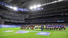 Real Madrid and Chelsea players pose for a photograph prior the UEFA Champions League quarter final first leg football match between Real Madrid CF and Chelsea FC at the Santiago Bernabeu stadium in Madrid on April 12, 2023. (Photo by JAVIER SORIANO / AFP)