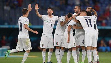 Jorginho celebra con Nicol&ograve; Barella y el resto de sus compa&ntilde;eros el gol de Italia ante Turqu&iacute;a.